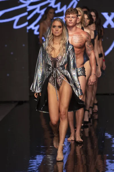 Una Modelo Camina Por Pasarela Durante Colección Mister Triple Fashion — Foto de Stock