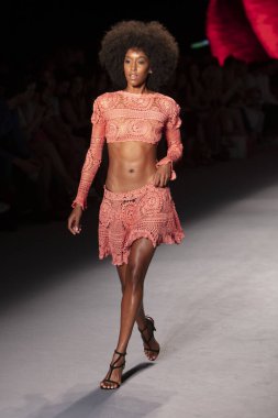 Paraiso Yüzme Haftası 2019 'da Baes ve Bikinis Yaz koleksiyonu için bir model 14 Temmuz 2019' da Paraiso Pist Çadırı 'nda Miami Sahili' nde 2020 defilesinde podyumda yürüyor.