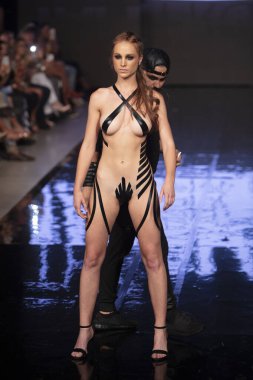 16 Temmuz 2019 'da Miami Plajı' ndaki Faena Forum 'da Sanat, Kalpler ve Moda Yüzüşü sırasında Kara Kaset Moda Şovu sırasında bir manken podyumda yürüyor.