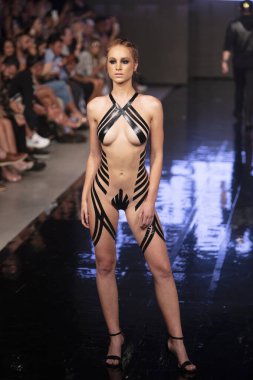 16 Temmuz 2019 'da Miami Plajı' ndaki Faena Forum 'da Sanat, Kalpler ve Moda Yüzüşü sırasında Kara Kaset Moda Şovu sırasında bir manken podyumda yürüyor.