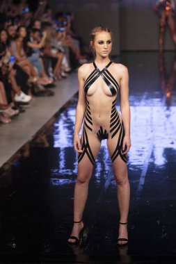 16 Temmuz 2019 'da Miami Plajı' ndaki Faena Forum 'da Sanat, Kalpler ve Moda Yüzüşü sırasında Kara Kaset Moda Şovu sırasında bir manken podyumda yürüyor.