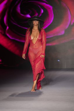 Paraiso Yüzme Haftası 2019 'da Baes ve Bikinis Yaz koleksiyonu için bir model 14 Temmuz 2019' da Paraiso Pist Çadırı 'nda Miami Sahili' nde 2020 defilesinde podyumda yürüyor.