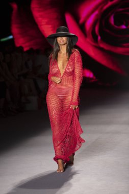 Paraiso Yüzme Haftası 2019 'da Baes ve Bikinis Yaz koleksiyonu için bir model 14 Temmuz 2019' da Paraiso Pist Çadırı 'nda Miami Sahili' nde 2020 defilesinde podyumda yürüyor.