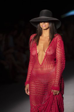 Paraiso Yüzme Haftası 2019 'da Baes ve Bikinis Yaz koleksiyonu için bir model 14 Temmuz 2019' da Paraiso Pist Çadırı 'nda Miami Sahili' nde 2020 defilesinde podyumda yürüyor.