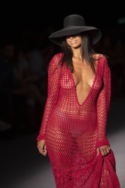 Paraiso Yüzme Haftası 2019 'da Baes ve Bikinis Yaz koleksiyonu için bir model 14 Temmuz 2019' da Paraiso Pist Çadırı 'nda Miami Sahili' nde 2020 defilesinde podyumda yürüyor.