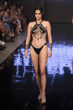 16 Temmuz 2019 'da Miami Plajı' ndaki Faena Forum 'da Sanat, Kalpler ve Moda Yüzüşü sırasında Kara Kaset Moda Şovu sırasında bir manken podyumda yürüyor.