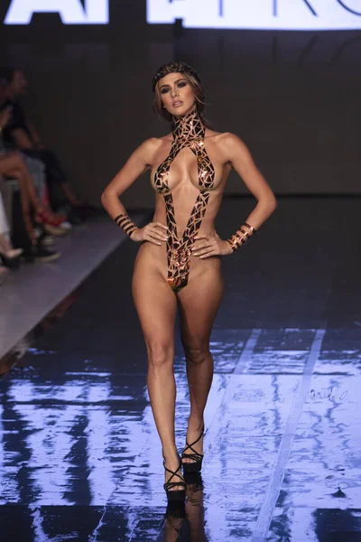 Una Modelo Camina Por Pasarela Durante Desfile Moda Black Tape — Foto de Stock