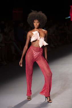 Paraiso Yüzme Haftası 2019 'da Baes ve Bikinis Yaz koleksiyonu için bir model 14 Temmuz 2019' da Paraiso Pist Çadırı 'nda Miami Sahili' nde 2020 defilesinde podyumda yürüyor.