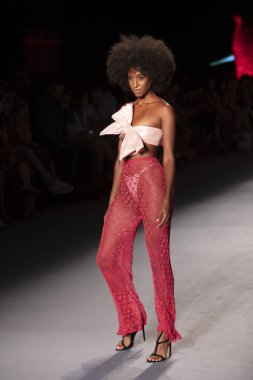 Paraiso Yüzme Haftası 2019 'da Baes ve Bikinis Yaz koleksiyonu için bir model 14 Temmuz 2019' da Paraiso Pist Çadırı 'nda Miami Sahili' nde 2020 defilesinde podyumda yürüyor.