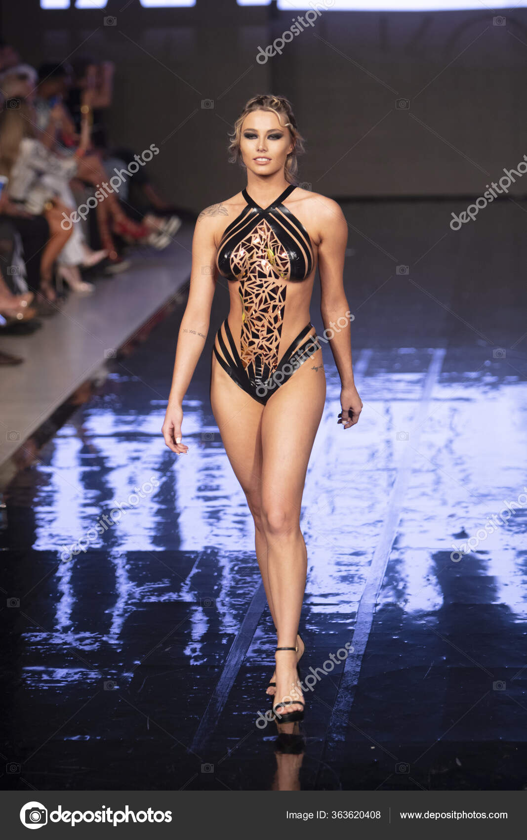 2019年7月16日にマイアミビーチで開催されたフェーナフォーラムで開催されたアート ハート ファッションスイム2018でのブラックテーププロジェクトファッションショーの滑走路をモデルが歩く  - ストックエディトリアル用写真©HumbertoVidal＃363620408