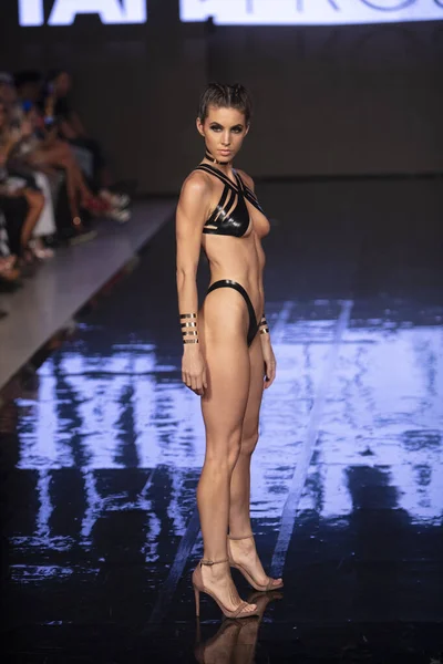 Una Modelo Camina Por Pasarela Durante Desfile Moda Black Tape — Foto de Stock