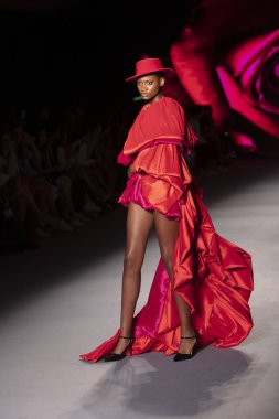 Paraiso Yüzme Haftası 2019 'da Baes ve Bikinis Yaz koleksiyonu için bir model 14 Temmuz 2019' da Paraiso Pist Çadırı 'nda Miami Sahili' nde 2020 defilesinde podyumda yürüyor.