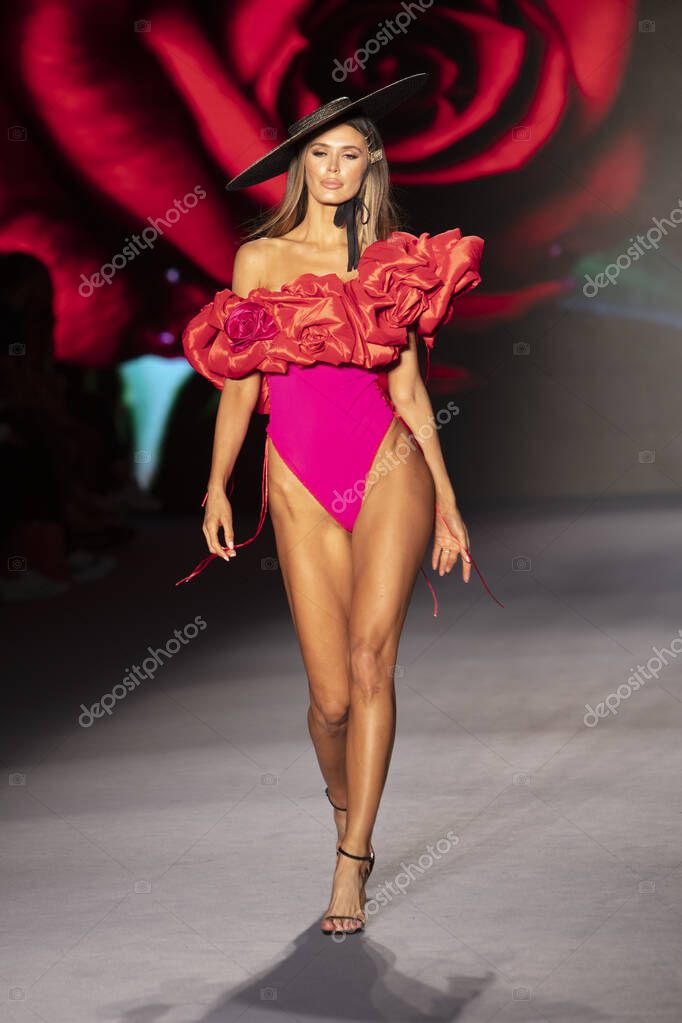 Una Modella Percorre Passerella Sfilata Della Collezione Estiva Baes Bikinis Foto stock editoriale di HumbertoVidal 364867358