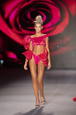 Paraiso Yüzme Haftası 2019 'da Baes ve Bikinis Yaz koleksiyonu için bir model 14 Temmuz 2019' da Paraiso Pist Çadırı 'nda Miami Sahili' nde 2020 defilesinde podyumda yürüyor.