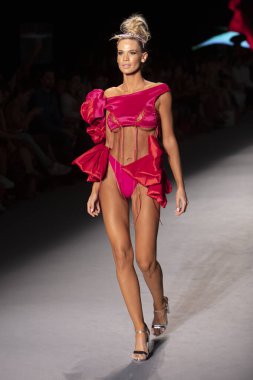 Paraiso Yüzme Haftası 2019 'da Baes ve Bikinis Yaz koleksiyonu için bir model 14 Temmuz 2019' da Paraiso Pist Çadırı 'nda Miami Sahili' nde 2020 defilesinde podyumda yürüyor.