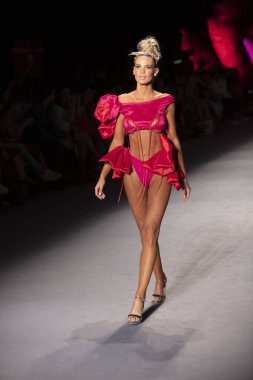 Paraiso Yüzme Haftası 2019 'da Baes ve Bikinis Yaz koleksiyonu için bir model 14 Temmuz 2019' da Paraiso Pist Çadırı 'nda Miami Sahili' nde 2020 defilesinde podyumda yürüyor.