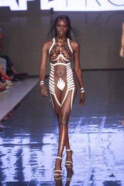 16 Temmuz 2019 'da Miami Plajı' ndaki Faena Forum 'da Sanat, Kalpler ve Moda Yüzüşü sırasında Kara Kaset Moda Şovu sırasında bir manken podyumda yürüyor.