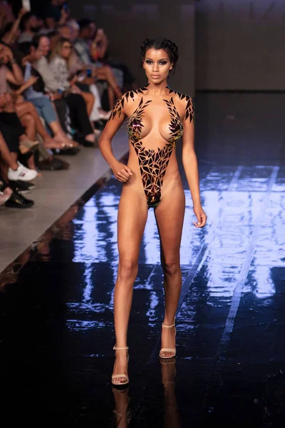 Model Kráčí Ranveji Během Black Tape Project Fashion Show Během — Stock fotografie