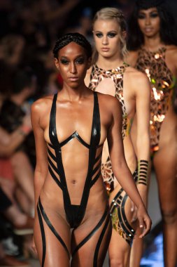 16 Temmuz 2019 'da Miami Plajı' ndaki Faena Forum 'da Sanat, Kalpler ve Moda Yüzüşü sırasında Kara Kaset Moda Şovu sırasında bir manken podyumda yürüyor.
