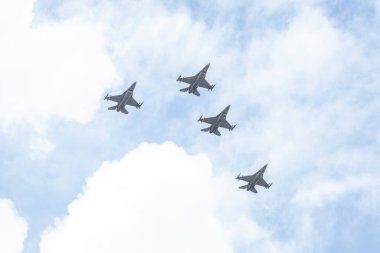 F-16 'nın, 23 Mayıs 2020' de Sunrise, FL 'de Covid-19 salgınından dolayı sağlık çalışanlarını selamlamak için hafta sonu Güney Florida' daki üstgeçidi.