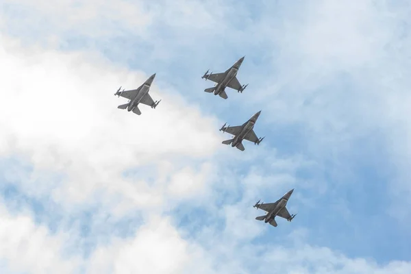 F-16 'nın, 23 Mayıs 2020' de Sunrise, FL 'de Covid-19 salgınından dolayı sağlık çalışanlarını selamlamak için hafta sonu Güney Florida' daki üstgeçidi.