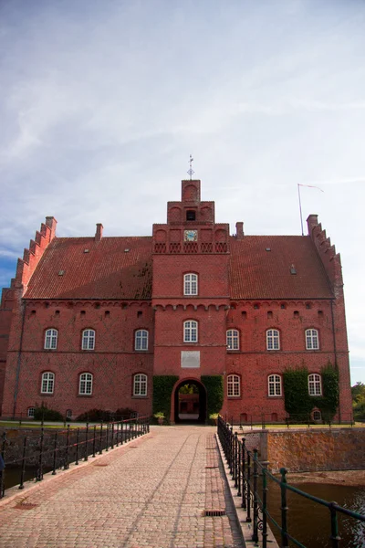 Schloss und Kreuzgang im Gisselfelder Park — Stockfoto