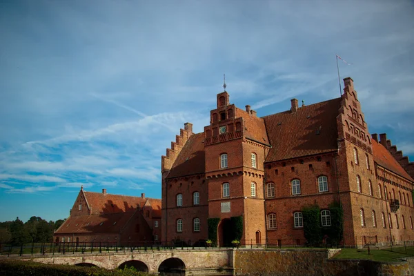 Schloss und Kreuzgang im Gisselfelder Park — Stockfoto