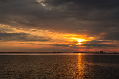 Baltık Denizi üzerinde güzel gün batımı