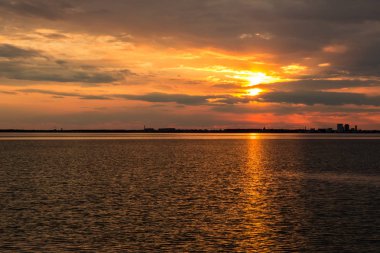 Baltık Denizi üzerinde güzel gün batımı