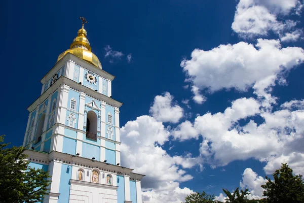 Saint Michael's gouden koepels van de kathedraal in Kiev — Stockfoto