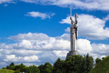 Kiev, Ukrayna - 17 Mayıs 2015: Ukrayna İkinci Dünya Savaşı'nın tarihi Müzesi. Vatan anıt