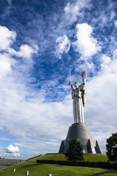 Kiev, Ukrayna - 17 Mayıs 2015: Ukrayna İkinci Dünya Savaşı'nın tarihi Müzesi. Vatan anıt