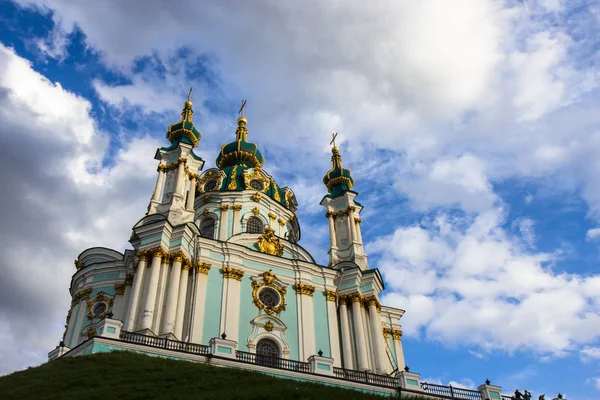 Андреевская православная церковь в Киеве. — стоковое фото