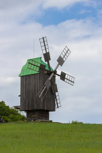 Widdermühle im Freilichtmuseum bei Kiev — Stockfoto