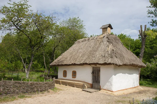 Casa antiga ucraniana tradicional com telhado de palha — Fotografia de Stock