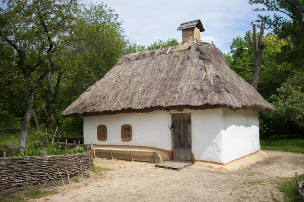 Casa antiga ucraniana tradicional com telhado de palha — Fotografia de Stock