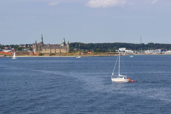 Danimarka yapılan Kronborg Kalesi'ne görünümünü