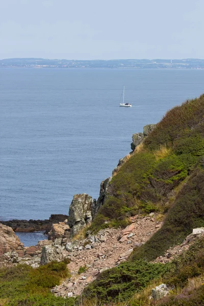 Wilde felsige Küste an Westschweden — Stockfoto