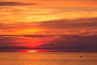 Baltık Denizi üzerinde güzel günbatımı gökyüzü