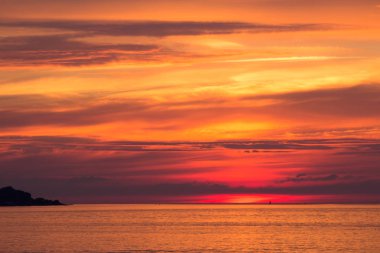 Baltık Denizi üzerinde güzel günbatımı gökyüzü