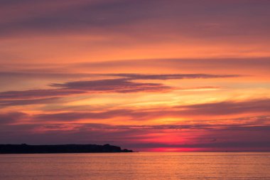 Baltık Denizi üzerinde güzel günbatımı gökyüzü