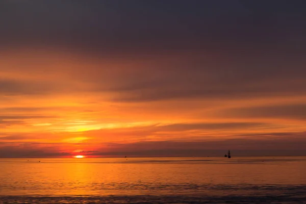 Belo céu por do sol sobre o mar báltico — Fotografia de Stock