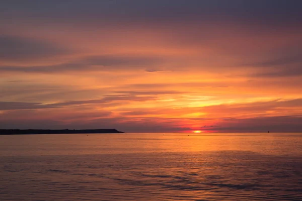 Belo céu por do sol sobre o mar báltico — Fotografia de Stock