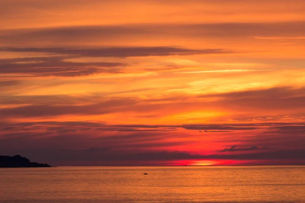 Belo céu por do sol sobre o mar báltico — Fotografia de Stock