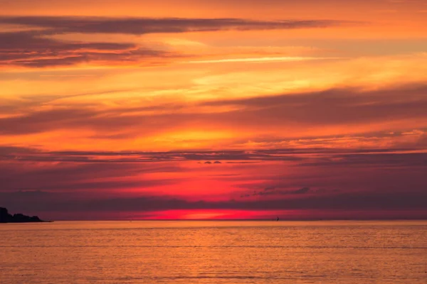 Belo céu por do sol sobre o mar báltico — Fotografia de Stock