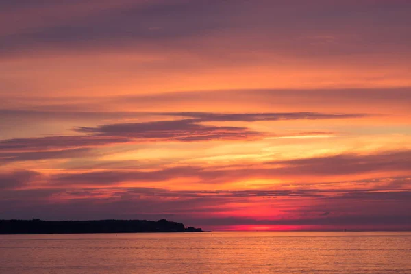 Belo céu por do sol sobre o mar báltico — Fotografia de Stock