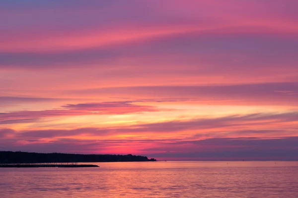 Belo céu por do sol sobre o mar báltico — Fotografia de Stock
