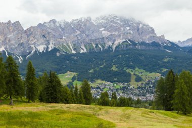 Görünüm od Dolomites Alpler'de yaz