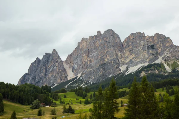 Görünüm od Dolomites Alpler'de yaz