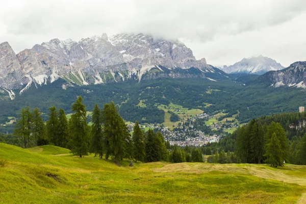 Görünüm od Dolomites Alpler'de yaz